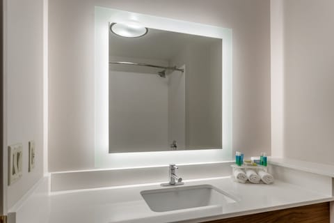 Combined shower/tub, rainfall showerhead, free toiletries, hair dryer