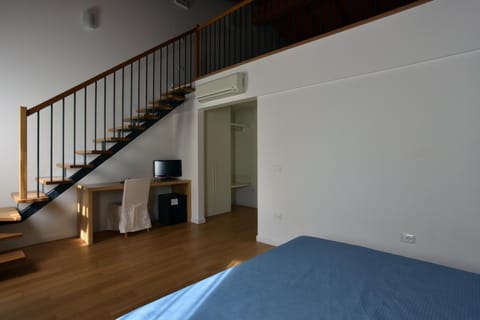 Premium bedding, minibar, desk, free WiFi