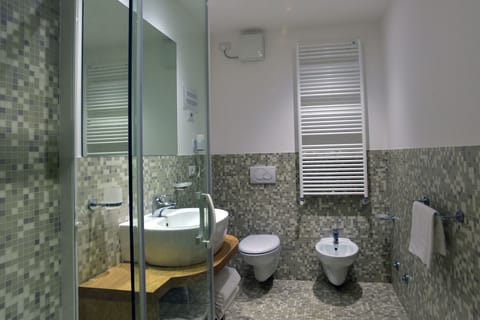 Duplex | Bathroom | Shower, free toiletries, hair dryer, bidet