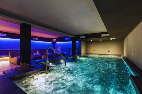 Indoor spa tub