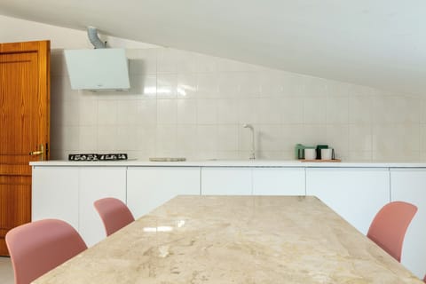 Comfort Apartment, 2 Bedrooms, Balcony, City View | In-room dining