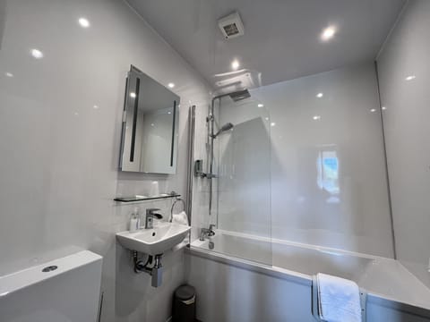 Deluxe Twin Room | Bathroom | Shower, free toiletries, towels