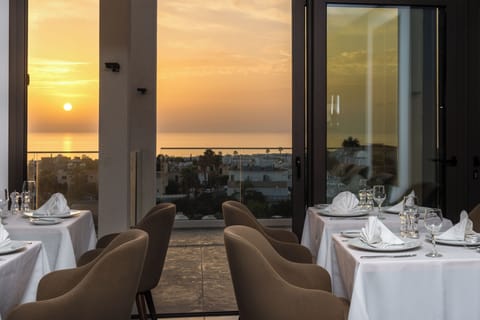 2 restaurants; breakfast, lunch, and dinner served