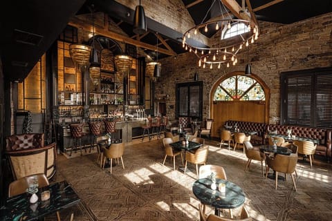 2 bars/lounges, cocktail bar, rooftop bar