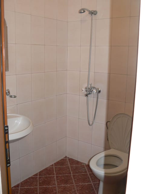 Shower, free toiletries, towels