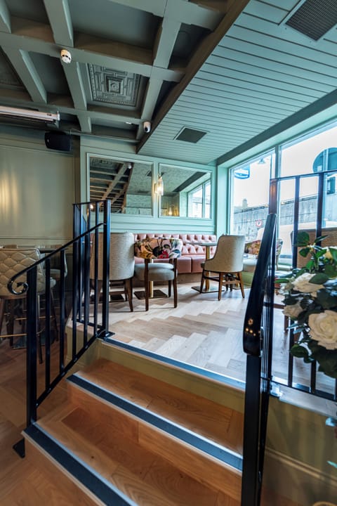 2 bars/lounges