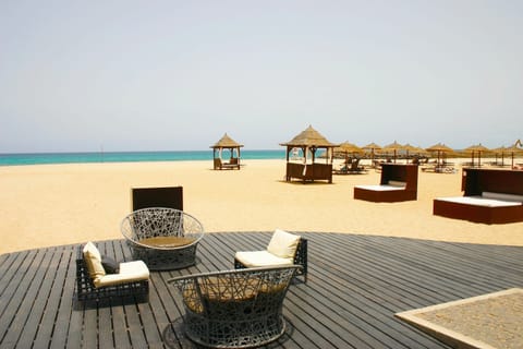 Beach nearby, white sand, beach towels