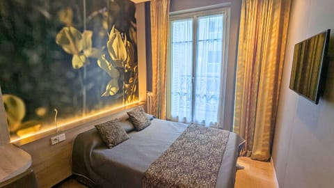 Double Room | In-room safe, desk, laptop workspace, blackout drapes