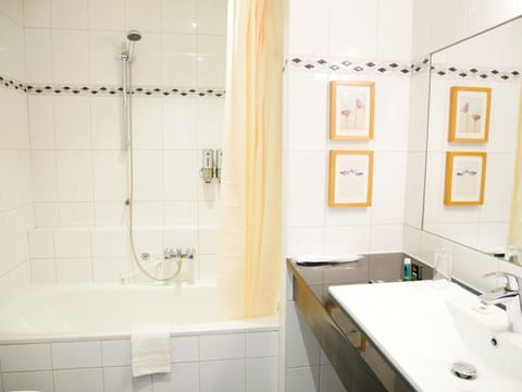 Combined shower/tub, hair dryer, bidet, towels