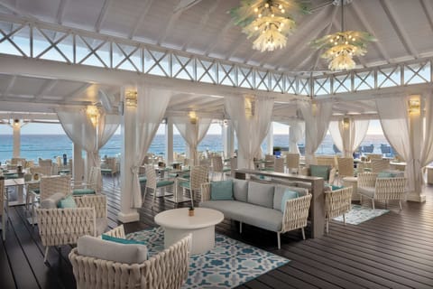 6 restaurants; breakfast, lunch, and dinner served