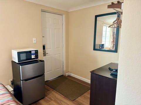 Standard Room, Non Smoking (2 Full Beds) | Iron/ironing board, free WiFi, bed sheets