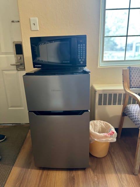 Standard Room, 1 King Bed, Non Smoking | Iron/ironing board, free WiFi, bed sheets