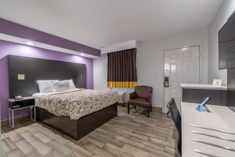 Room, 1 Queen Bed, Non Smoking | Desk, free WiFi