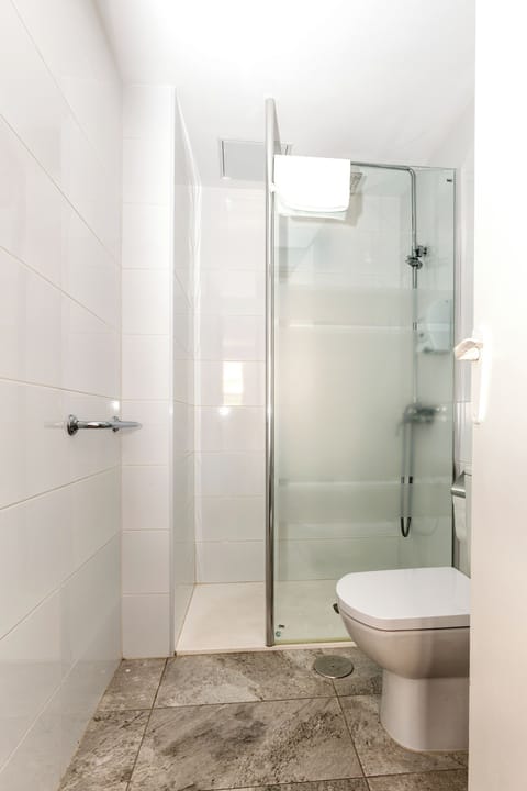 Triple room without terrace | Bathroom | Shower, free toiletries, hair dryer, towels