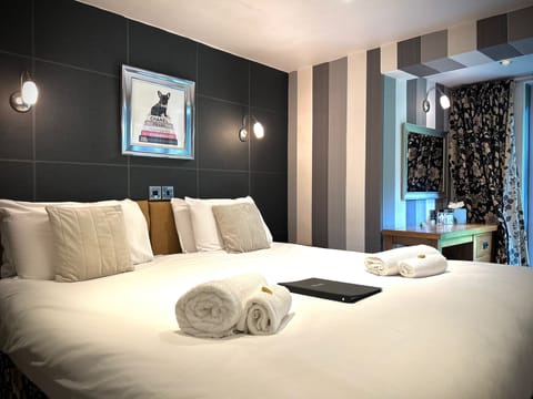 Premier Double or Twin Room | Individually decorated, individually furnished, desk, laptop workspace