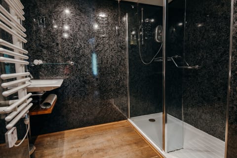 Premier Double or Twin Room | Bathroom | Shower, hair dryer, towels