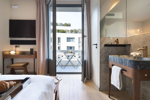 Executive Room | Hypo-allergenic bedding, memory foam beds, minibar, in-room safe