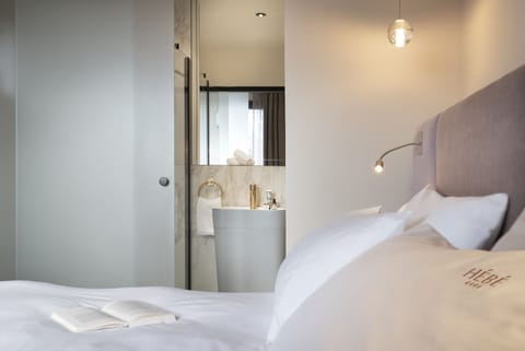 Business Room | Hypo-allergenic bedding, memory foam beds, minibar, in-room safe