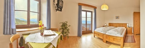 Hypo-allergenic bedding, desk, cribs/infant beds, free WiFi