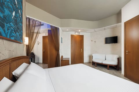 Suite | Premium bedding, down comforters, Select Comfort beds, minibar
