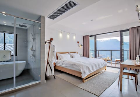 Bathtub Room with Balcony | Blackout drapes, soundproofing, free WiFi