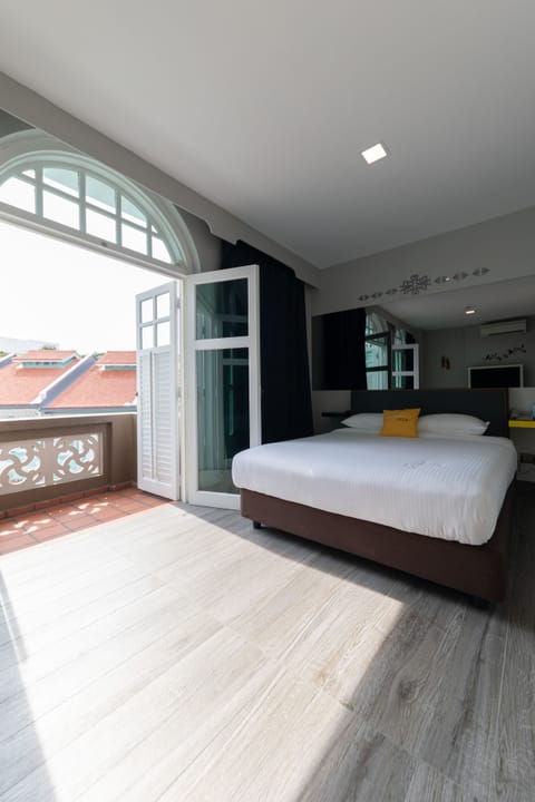 Signature Balcony Queen | In-room safe, iron/ironing board, WiFi (free), bed sheets