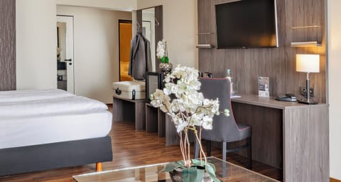 Junior Suite | Minibar, in-room safe, desk, laptop workspace
