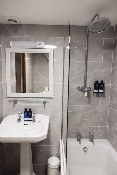 Basic Double Room | Bathroom | Free toiletries, hair dryer, towels