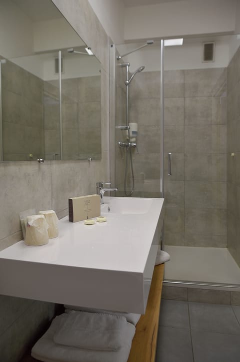 Junior Suite | Bathroom | Shower, free toiletries, hair dryer, towels