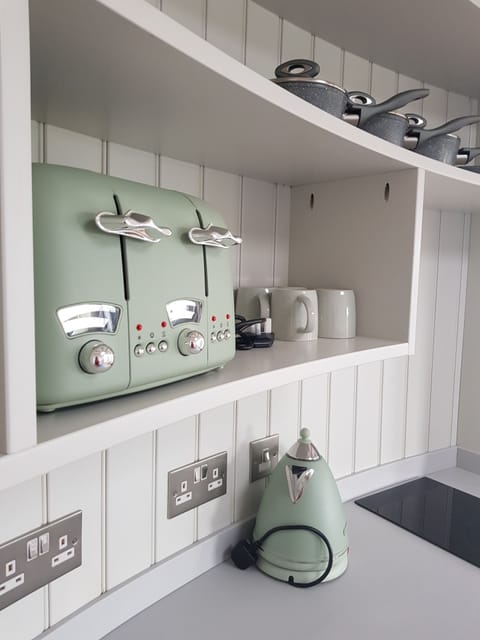 Cabin (Rotunda) | Private kitchen | Fridge, stovetop, coffee/tea maker, electric kettle