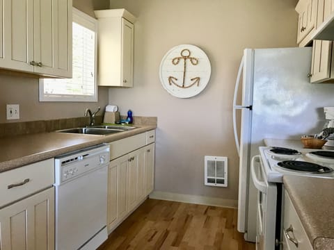 Condo, 1 Queen Bed, Kitchen (Pet Friendly) | Private kitchen | Fridge, microwave, coffee/tea maker, cookware/dishes/utensils