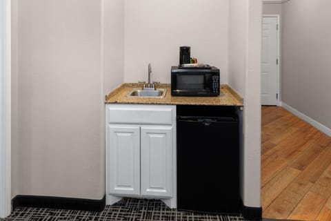 Suite, 1 Bedroom, Non Smoking | Premium bedding, desk, iron/ironing board, free cribs/infant beds