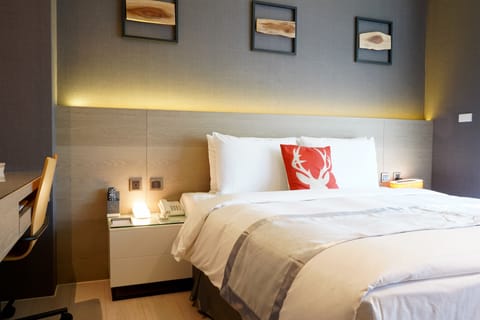 Down comforters, in-room safe, desk, blackout drapes