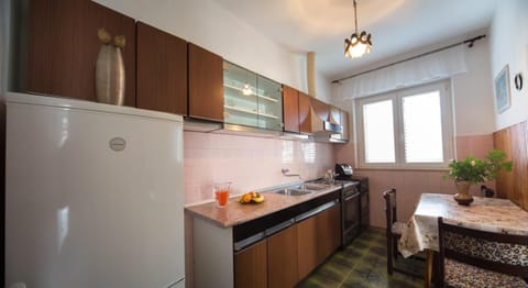 Apartment, 2 Bedrooms, Terrace | Private kitchen | Cookware/dishes/utensils