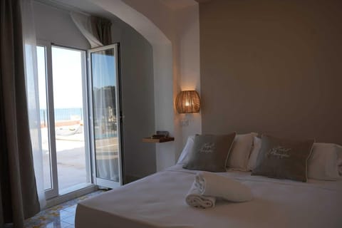 Camera deluxe con terrazza, vista mare | In-room safe, individually decorated, individually furnished, desk