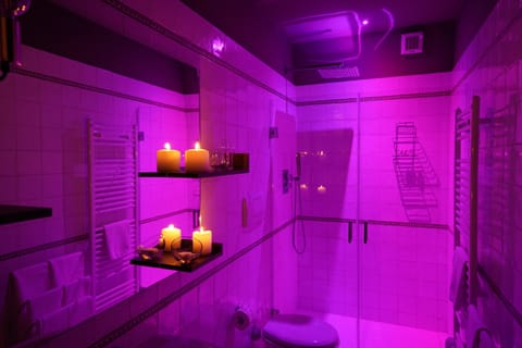 Junior Studio Suite | Bathroom | Shower, rainfall showerhead, free toiletries, hair dryer