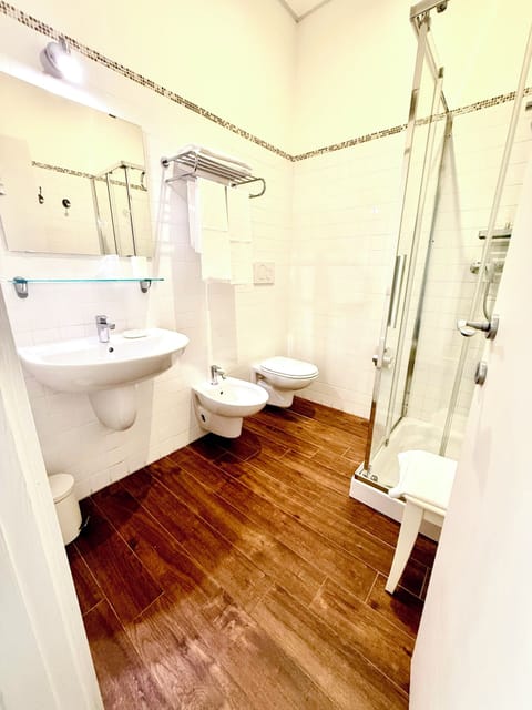 Deluxe Room | Bathroom | Shower, rainfall showerhead, free toiletries, hair dryer