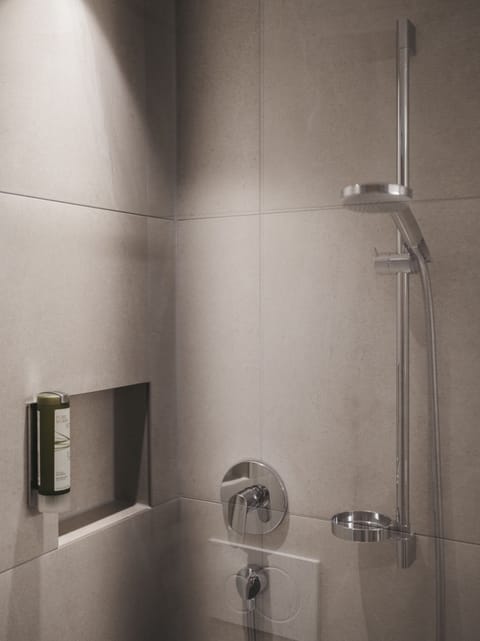 Einzelzimmer Stammhaus | Bathroom | Shower, free toiletries, hair dryer, bathrobes