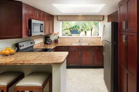 Premium bedding, in-room safe, desk, laptop workspace