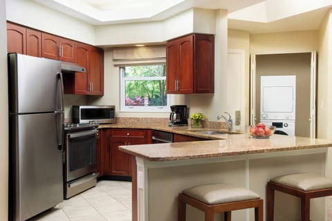 Premium bedding, in-room safe, desk, laptop workspace