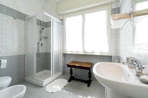 Classic Double Room, Garden View | Bathroom | Shower, free toiletries, hair dryer, bidet