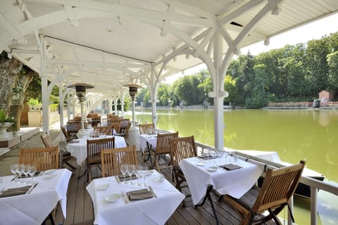 Lunch and dinner served, French cuisine