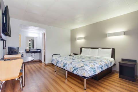 Standard Room, 1 King Bed, Non Smoking, Refrigerator | Free WiFi, bed sheets