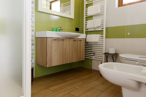 Standard Double Room | Bathroom | Shower, free toiletries, hair dryer, bidet