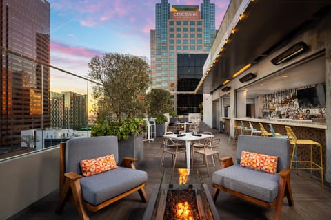 2 restaurants; breakfast, lunch, dinner, and brunch served