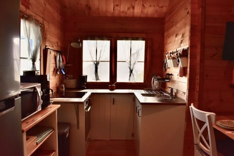 Panoramic Cottage | Private kitchen | Shared fridge, microwave, espresso maker, coffee/tea maker