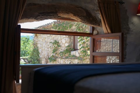 Superior Double Room, 1 King Bed | Courtyard view