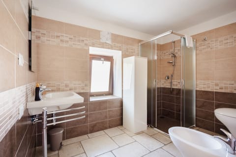 Standard Apartment, 1 Bedroom | Bathroom | Shower, free toiletries, hair dryer, bidet