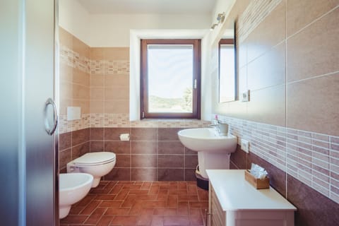 Superior Triple Room | Bathroom | Shower, free toiletries, hair dryer, bidet