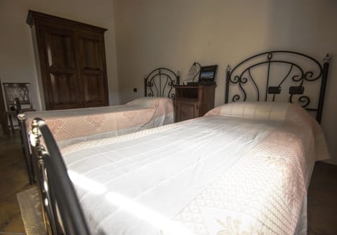 Classic Double or Twin Room, Non Smoking | 1 bedroom, iron/ironing board